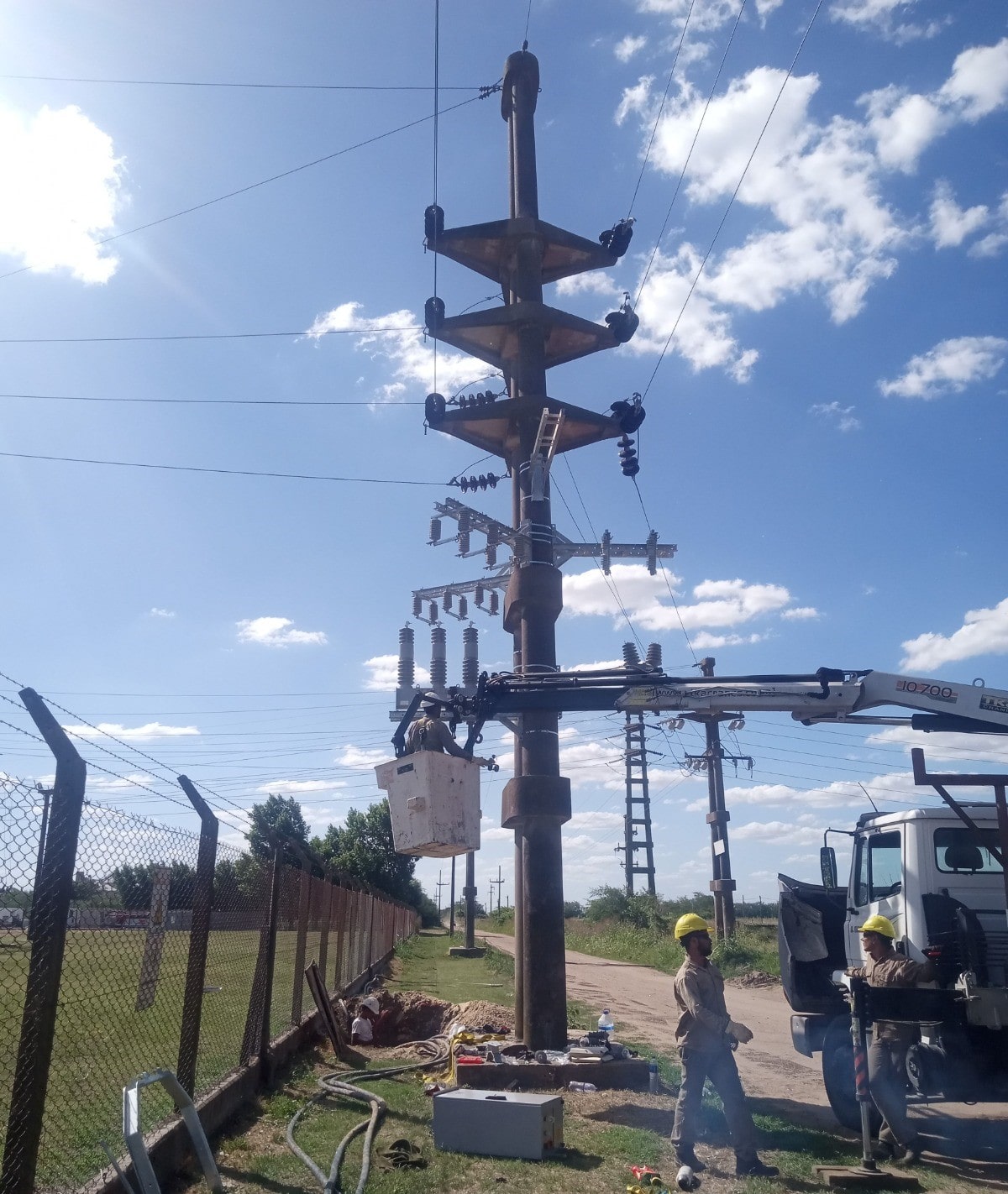 Montaje de reconectadores en media tensión