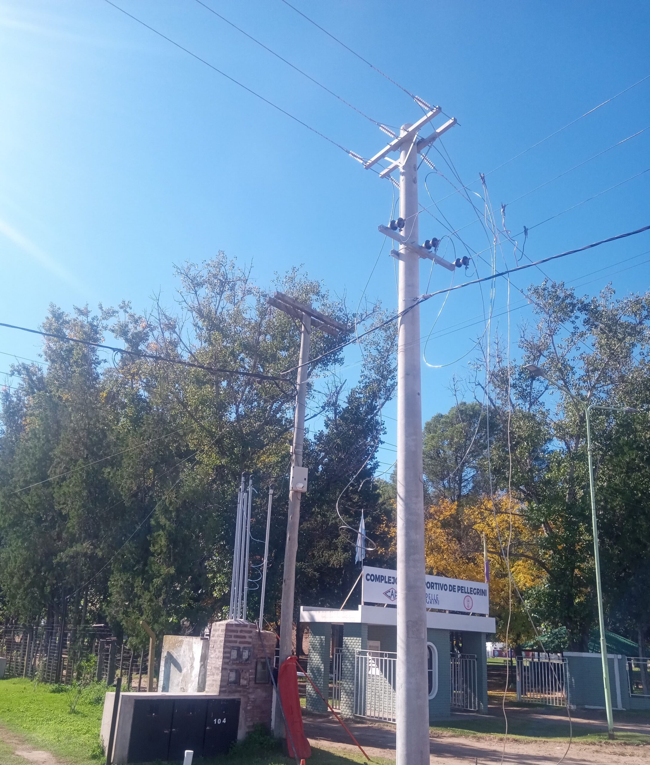 Construcción de líneas aéreas trifásicas urbanas y rurales en media tensión