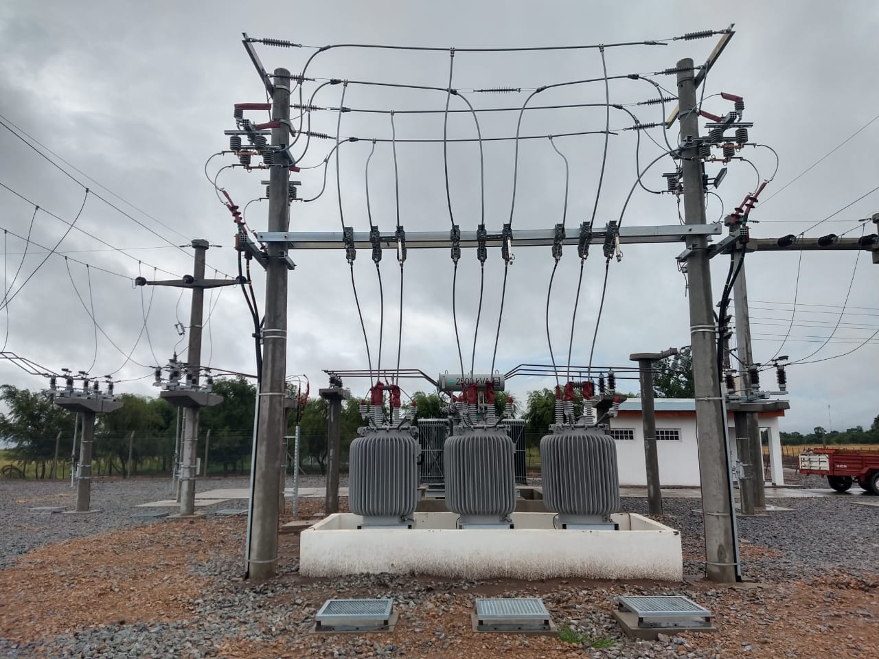 Montaje de reguladores automáticos de tensión